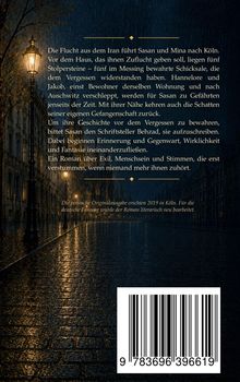 Ein stimmungsvoller, regnerischer Straßenabschnitt mit Kopfsteinpflaster und Laternen in einer nostalgischen Atmosphäre.