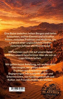 Texte: Eine Reise zwischen hohen Bergen... Wir nehmen euch mit... Erzählen von Erlebnissen... Im Hintergrund: Wüstenlandschaft bei Sonnenuntergang, rechts unten ein Logo mit Offroad-Fahrzeug.