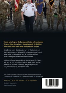 Ein Mann in Uniform geht vor Soldaten. Ein Schild trägt die Aufschrift "Veterans". Darunter Fließtext über US-Präsenz.
