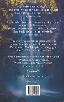Text: Mila weiß, dass Jay sie liebt, aber Liebe hält ihn nicht ab, sie zu verletzen. Vertrauen kann nicht mit Worten zurückgewonnen werden. Im Hintergrund ist ein Wasserfall in einem bewaldeten Gebiet.
