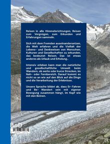 Text auf blauem Hintergrund: Reisen in alle Himmelsrichtungen, zum Vergnügen, Erkunden und Erfahrungen sammeln. Vor Bergen.