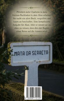 Texte: Charlotte sucht im Buchladen ein altes Buch, Beginn einer Reise. "MATA DA SERRETA" auf Schild. Natur im Hintergrund.