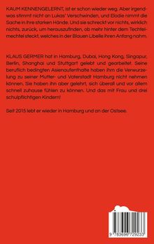 Das Bild hat roten Hintergrund. Text: KAUM KENNENGELERNT... Seit 2015 lebt er wieder in Hamburg und an der Ostsee. Unten Barcode.