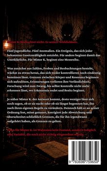 Roter Text: "Mister K. beobachtet nicht. Er seziert Wirklichkeit." Dunkle, bedrohliche Umgebung mit einem mysteriösen Schatten.