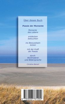 Ein Gedicht beschreibt die Entdeckung und Beleuchtung von Lebensmomenten, verstärkt durch Poesie, Wortmalerei und Bildsprache. Darunter eine Strandlandschaft.