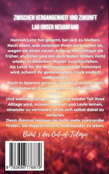 Text in der Mitte: „Zwischen Vergangenheit und Zukunft lag unser Neuanfang.“ Unten: „Band 3 der Out-of-Trilogie.“ Hintergrund in warmen, verschwommenen Farben.