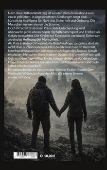 Zwei Personen in winterlicher Kleidung stehen auf einer steinigen Landschaft und blicken auf eine zerstörte Stadt unter einer Kuppel.