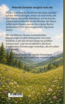 Text: "Manche Sommer vergisst man nie..." Hintergrund zeigt eine blühende Almwiese mit Bergen und blauem Himmel.