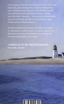Zitat über Vorbereitungen von Erwin; Twardoch erzählt über Freiheit. Unten eine Küstenlandschaft mit Leuchtturm.