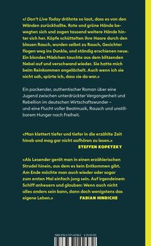 Oberer Text über laute Musik und visuelle Eindrücke; mittlerer Text beschreibt den Romaninhalt; unterer Text enthält Zitate.
