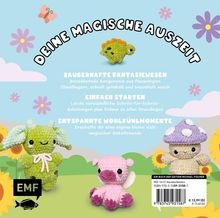 „DEINE MAGISCHE AUSZEIT“ steht oben. Drei gehäkelte Figuren: ein grünes Wesen, ein rosa Tier und ein Pilz mit Gesicht.
