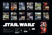 "STAR WARS" in großen Buchstaben unten; 12 Kalenderblätter mit Filmszenen für jeden Monat; weiteres kleines Poster rechts.