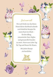 Text im Zentrum: "Just married! Für euch beide nur das Beste: Dieses kleine Kochbuch schenkt euch köstliche Rezepte für euren Start ins Glück – für den Alltag, romantische Date-Nights und genussvolle Stunden zu zweit. Feiert eure Liebe Tag für Tag und Bissen für Bissen. Mit jedem Rezept ein herzlicher Gruß aus der Küche."

Illustration mit Cupcakes, Eisbechern und Schmetterlingen.