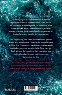 Text über ein Segelabenteuer und einen Todesfall. Blaugrünes, welliges Meeresbild im Hintergrund. Markenname unten.
