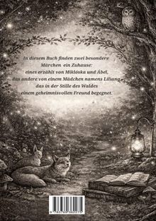 Text in der Mitte: Zwei besondere Märchen über Miklóska, Ábel und Liliana. 

Darunter Illustration: Zwei Füchse, eine Laterne, ein Buch und eine Eule auf einem Ast, alles umgeben von einem Wald mit funkelnden Sternen.