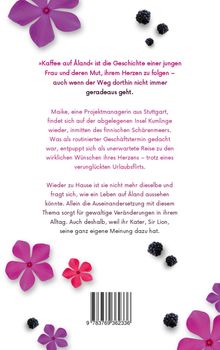 Text über das Buch »Kaffee auf Åland«, dekoriert mit pinken Blumen und schwarzen Beeren. Darunter ein Barcode.