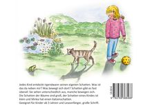 Text über Schatten: Ein Kind, Katze, Ball und Teich im Garten. Geeignet ab 3 Jahren. Illustration von Kind mit pinkem Pullover.
