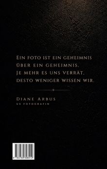 Ein Zitat von Diane Arbus: "Ein Foto ist ein Geheimnis über ein Geheimnis." Dunkler Hintergrund, strukturierte Oberfläche.