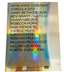 Namen von Künstlerinnen in schwarzen Großbuchstaben auf schillerndem Hintergrund, darunter "Draiflessen Collection".