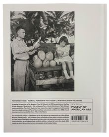 PUERTO RICO IN FOCUS | MUSEUM OF THE OLD COLONY. Schwarz-Weiß-Foto: Mann schneidet Kokosnuss, sitzendes Mädchen hält Kokosnuss.