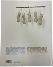 Übergänge zwischen Kindheit und Erwachsensein, Leben und Tod – Daphne Wright untersucht Grenzen des Lebens. Fünf weiße Figuren hängen an einer Stange.