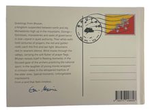 Text über Bhutan: Einreichung zwischen Himmel und Erde, Klöster, Dzongs, Berge, Gebete. Briefmarke mit Flagge. 