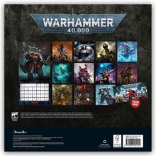 "Warhammer 40,000" zeigt Illustrationen von Kriegern und Kreaturen. Unten links ein Januar-Kalenderblatt. Poster enthalten.