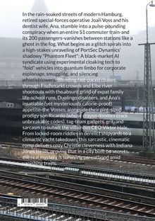 Text über einen packenden Thriller in Hamburg, der Geheimnisse und Spionage mit familiärem Chaos verbindet. Im Hintergrund Bahngleise.