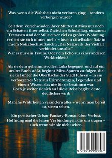 Text über eine verborgene Wahrheit, Verlust und Hoffnung. Im Hintergrund ein nebliger, beleuchteter Gang.
