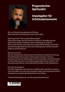 Pragmatischer Spiritualist, Impulsgeber für Schicksalsmomente. Text über gelassene Führung und deren Gesetze. Bild zeigt einen Mann.