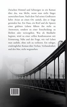 Text: Buchbeschreibung über einen Roman zu Verlust und Mut.  
Bild: Schwarz-weiß-Foto einer nebligen Brücke.
