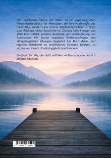 Ein Text beschreibt ein Buch über die innere Stärke der Stillen. Ein Steg führt auf einen ruhigen, nebeligen See zu.