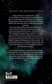 Text: "Auftakt der Bronzezeit-Reihe..." Einführung in einen historischen Roman, der sich auf die Himmelsscheibe von Nebra konzentriert. Mystische, dunkle Hintergrundgestaltung mit grünen und blauen Tönen.