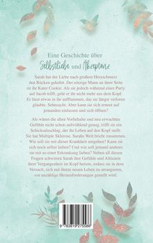 Ein Buchrückentext beschreibt Sarahs Herausforderungen mit Selbstliebe, Akzeptanz und einer Diagnose von Multipler Sklerose. Im Hintergrund sind Blätter und ein Schmetterling vor einem hellen, pastellfarbenen Hintergrund zu sehen.