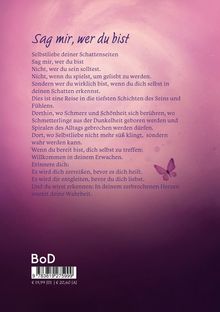 "**Sag mir, wer du bist**: Text über Selbstliebe und innere Wahrheiten, violetter Hintergrund, kleine Schmetterlings-Illustration."