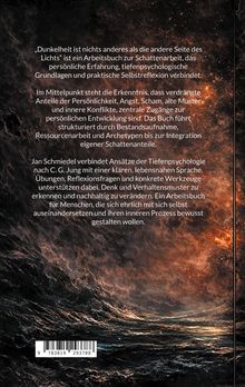 Texte beschreiben ein Arbeitsbuch zur Schattenarbeit, das persönliche Erfahrung und tiefenpsychologische Konzepte verbindet. Hintergrund ist eine dramatische Darstellung von zerklüftetem, dunklem Gestein und leuchtenden Rottönen, die an einen Sturm oder Vulkan erinnern.