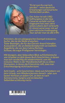 Ein Mann mit blauem Haar und roter Brille lächelt. Text beschreibt humorvoll kanarische Erlebnisse und Buchdetails.