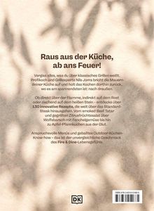 Text besagt: „Raus aus der Küche, ab ans Feuer!“ Einführung zu über 130 Grillrezepten. Unten ein DK-Logo. Hintergrund: Schatten.