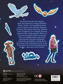 Magische Symbole wie eine Eule, ein Snitch, ein Blitz und ein Hauself umgeben den Text. "Lumos" in leuchtendem Stil.