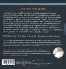 "Alte Fälle, neue Spuren" ist der Titel. Ein Thriller über eine Cold-Case-Ermittlung von Arno Strobel. Unten ein Porträtfoto.