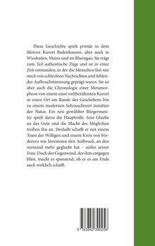 Text beschreibt eine Geschichte in einem fiktiven Kurort und den Wandel durch einen neuen Bürgermeister. Links ist grün. 