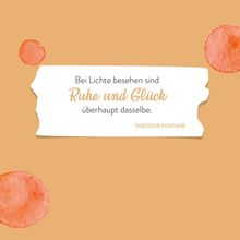 "Bei Lichte besehen sind Ruhe und Glück überhaupt dasselbe." - Theodor Fontane. Hintergrund in warmem Orange mit roten Kreisen.