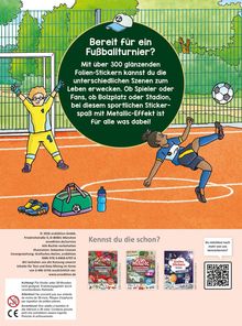 "Bereit für ein Fußballturnier? Mit über 300 glänzenden Folien-Stickern kannst du die unterschiedlichen Szenen beleben." Illustration: Ein Torwart und ein Spieler auf einem Fußballplatz. Links unten Sporttasche, Schuhe, Flasche.
