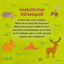 "Herbstlicher Rätselspaß" - Ein Igel, Eichhörnchen, Schnecke, Hirsch und Eicheln auf grünem Hintergrund als kindliche Illustration.