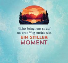 „Nichts bringt uns so auf unseren Weg zurück wie ein stiller Moment.“ Illustration: Sonnenuntergang hinter Bergen.