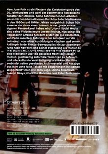 Text beschreibt Nam June Paik als Pionier der Medienkunst und den Film "NAM JUNE PAIK: MOON IS THE OLDEST TV" von Amanda Kim.