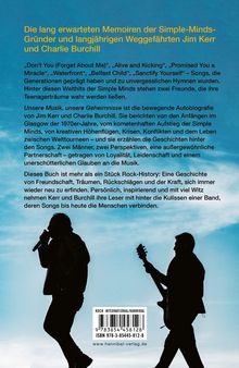 Die Memoiren der Simple-Minds-Gründer Jim Kerr und Charlie Burchill. Zwei Musiker vor blauem Himmel, Silhouetten.