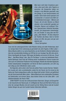 Zitat von Bruce Springsteen über John Fogerty. Beschreibung seiner beeindruckenden Karriere und Einfluss. Links eine blaue Gitarre, umhüllt von einer amerikanischen Flagge.