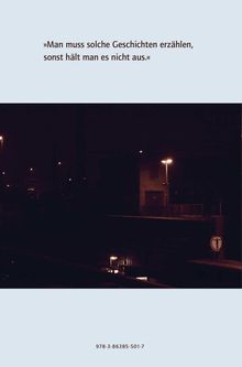 Text: „Man muss solche Geschichten erzählen, sonst hält man es nicht aus.“ Dunkle Szenerie mit Straßenlaternen.