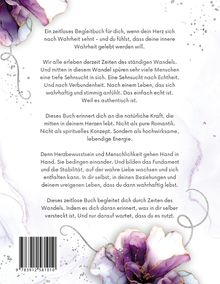 Text über ein Buch, das durch Zeiten des Wandels begleitet. Illustration mit violetten Blumen und silbernen Verzierungen.